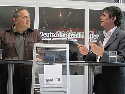 Schriftsteller Thomas Meinecke auf der Frankfurter Buchmesse 2013 am Stand von Deutschlandradio im Gespräch mit Joachim Scholl über sein Buch "Analog".