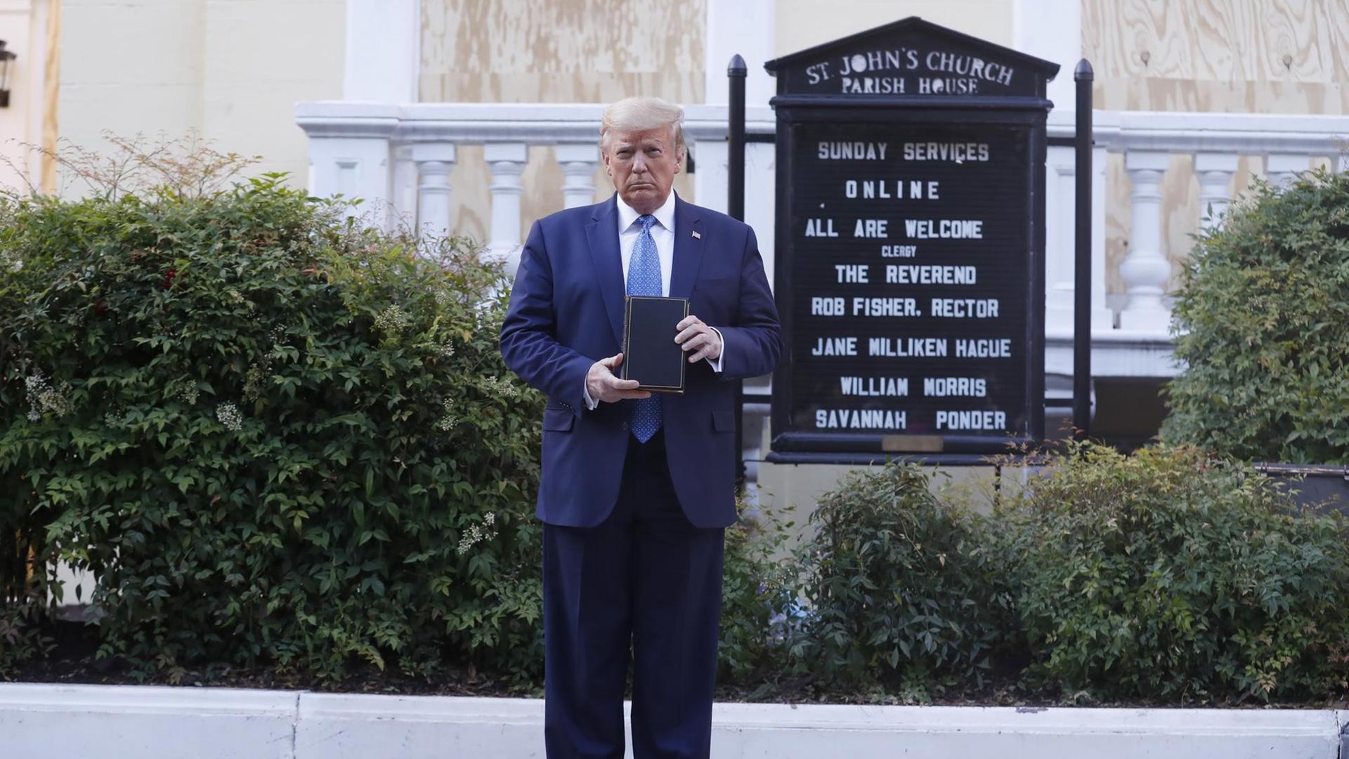 Donald Trump posiert am 01. Juni 2020 mit einer Bibel vor der St. John's-Kirche in Washington DC.