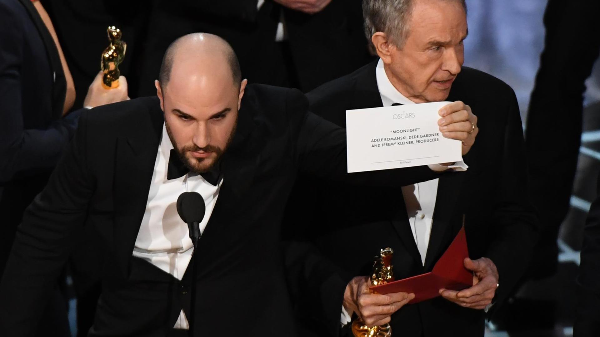 Filme-Macher Jordan Horowitz schaut verwundert. Er bemerkt, dass wirklich nicht er den Oscar für den besten Film gewonnen hat.