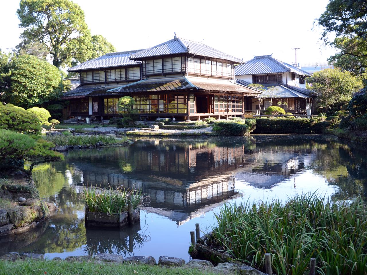 Ein Teehaus steht an einem Teich.