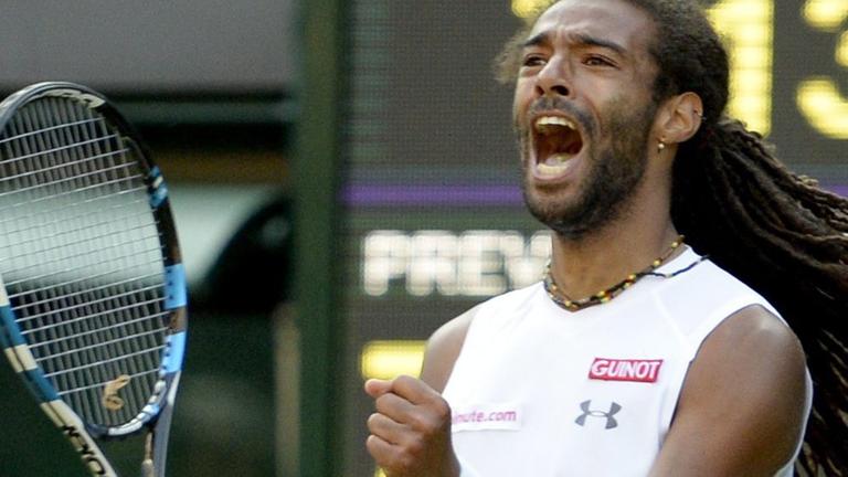 Der Deutsche Dustin Brown jubelt während seines Spiels gegen Rafael Nadal in der zweiten Runde von Wimbledon am 02.07.15