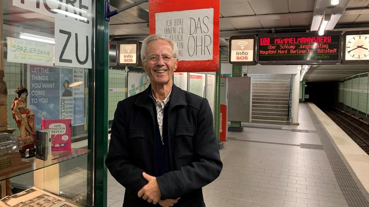 Christoph Busch vor seinem Kiosk im Hamburger U-Bahnhof Emilienstraße.