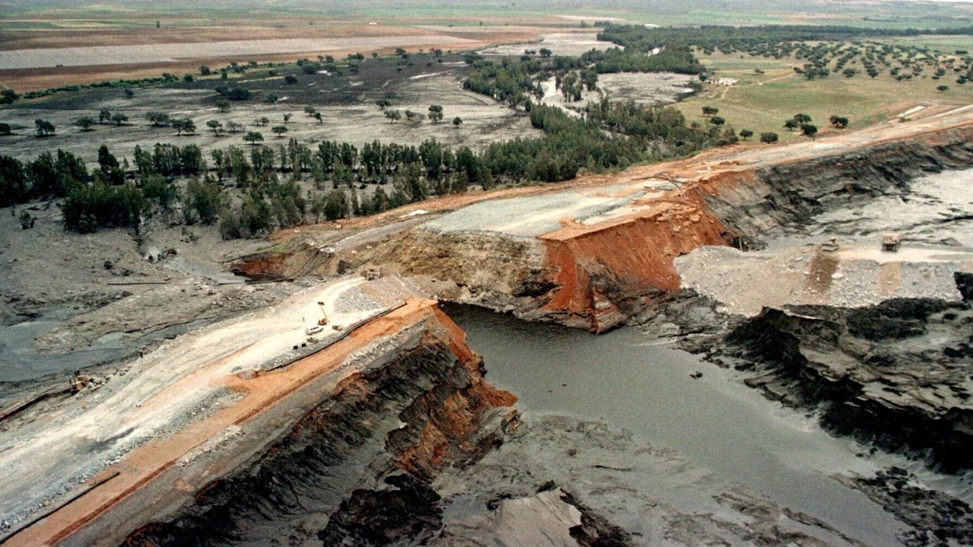 Blick auf den gebrochenen Damm im Donana-Nationalpark am 27.4.1998.