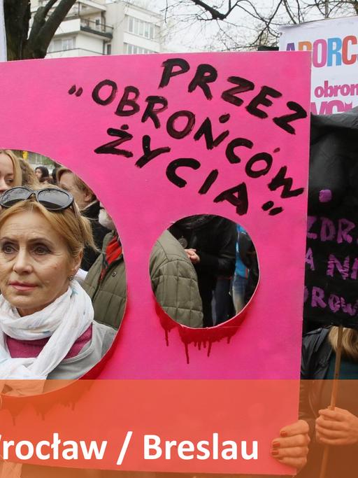 Vor dem Parlament in Warschau protestieren Frauen gegen eine Verschärfung des Abtreibungsrechts.