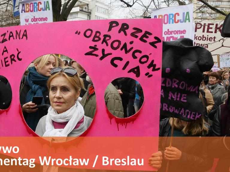 Vor dem Parlament in Warschau protestieren Frauen gegen eine Verschärfung des Abtreibungsrechts.