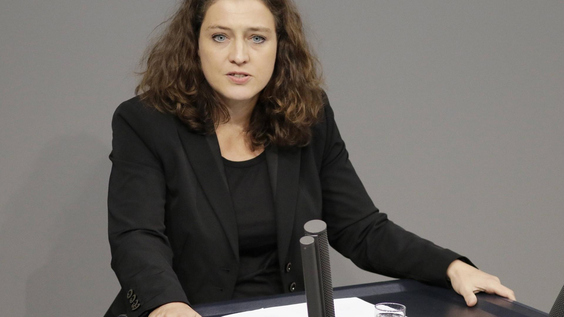 SPD-Fraktionsvize Carola Reimann hält eine Rede im Bundestag.