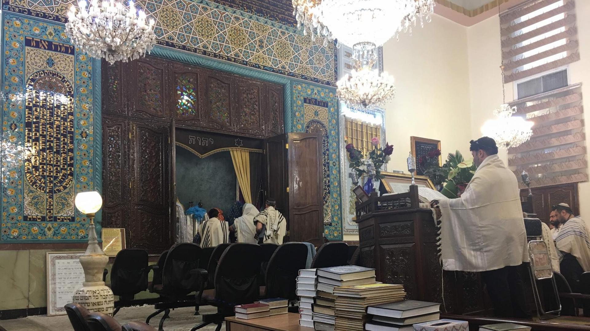 TEHERAN_Yusef Abad Synagoge Gottesdienst iranischer Juden in einer der größten Synagogen in Nord-Teheran