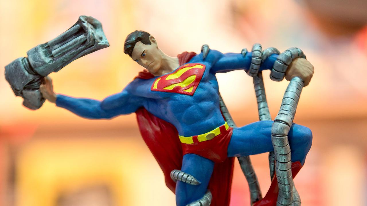 Eine Superman-Figur ist beim 16. Internationalen Comic-Salon in Erlangen zu sehen.