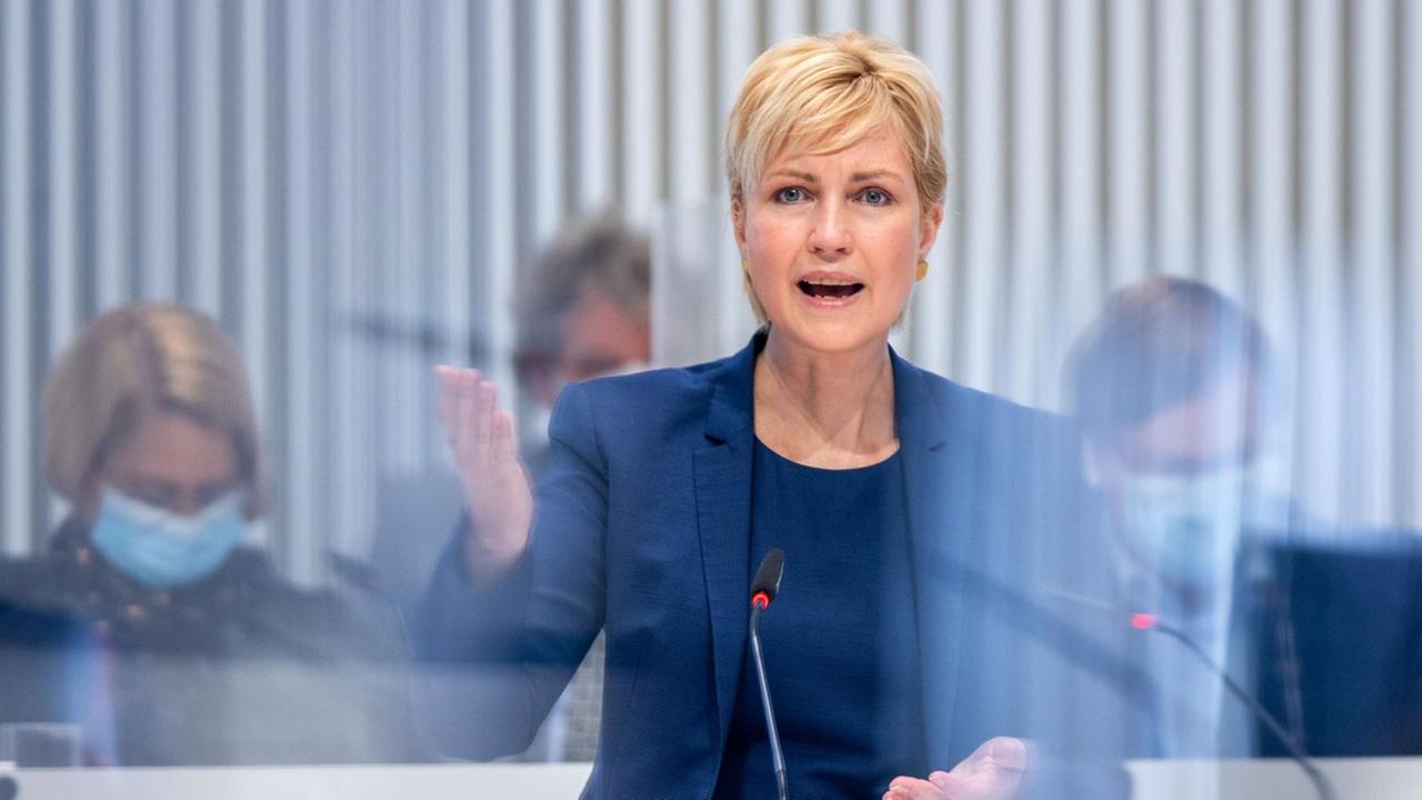 Manuela Schwesig (SPD), die Ministerpräsidentin von Mecklenburg-Vorpommern, hält am 16.04.2021 im Landtag von Mecklenburg-Vorpommern eine Regierungserklärung zur aktuellen Corona-Situation. 