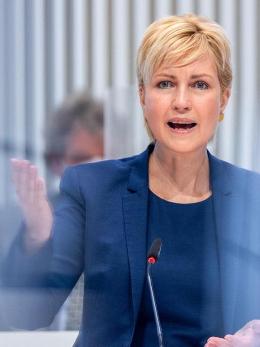 Manuela Schwesig (SPD), die Ministerpräsidentin von Mecklenburg-Vorpommern, hält am 16.04.2021 im Landtag von Mecklenburg-Vorpommern eine Regierungserklärung zur aktuellen Corona-Situation.