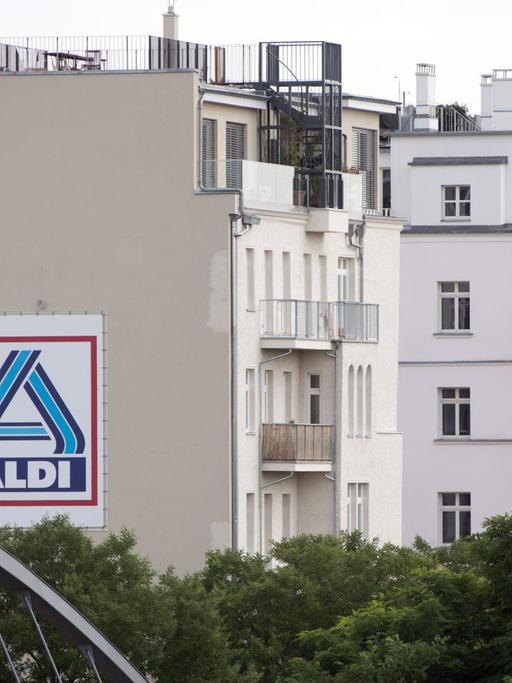 Das Logo von Aldi, aufgenommen am 11.07.2017 in Berlin an der Wand eines Wohnhauses in der Schwedter Straße im Prenzlauer Berg. Foto: Soeren Stache/dpa | Verwendung weltweit