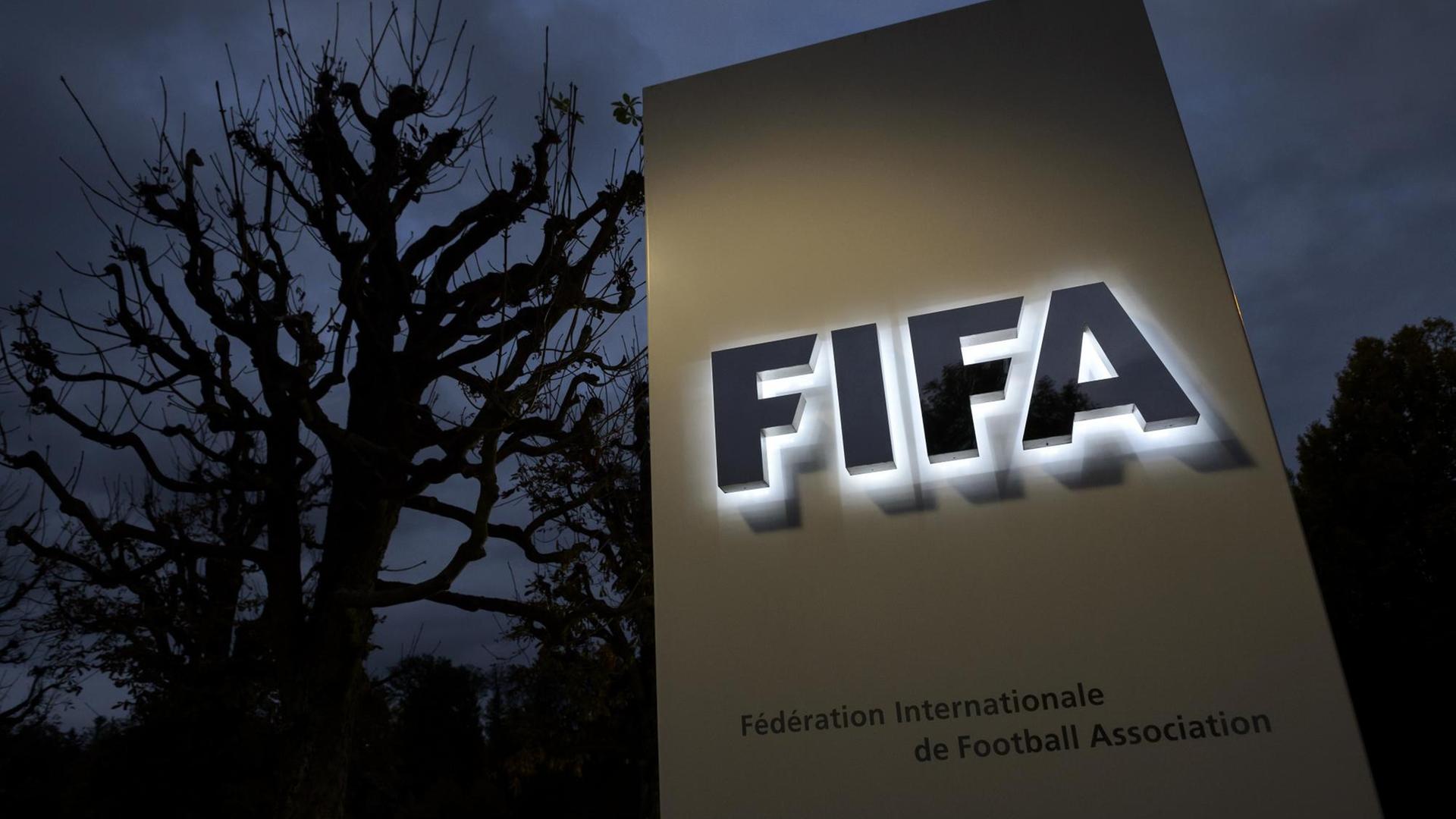 Logo der FIFA vor dunklem Himmel
