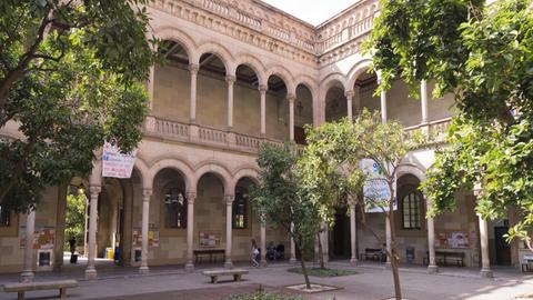 Garten im Innenhof der Universität Barcelona