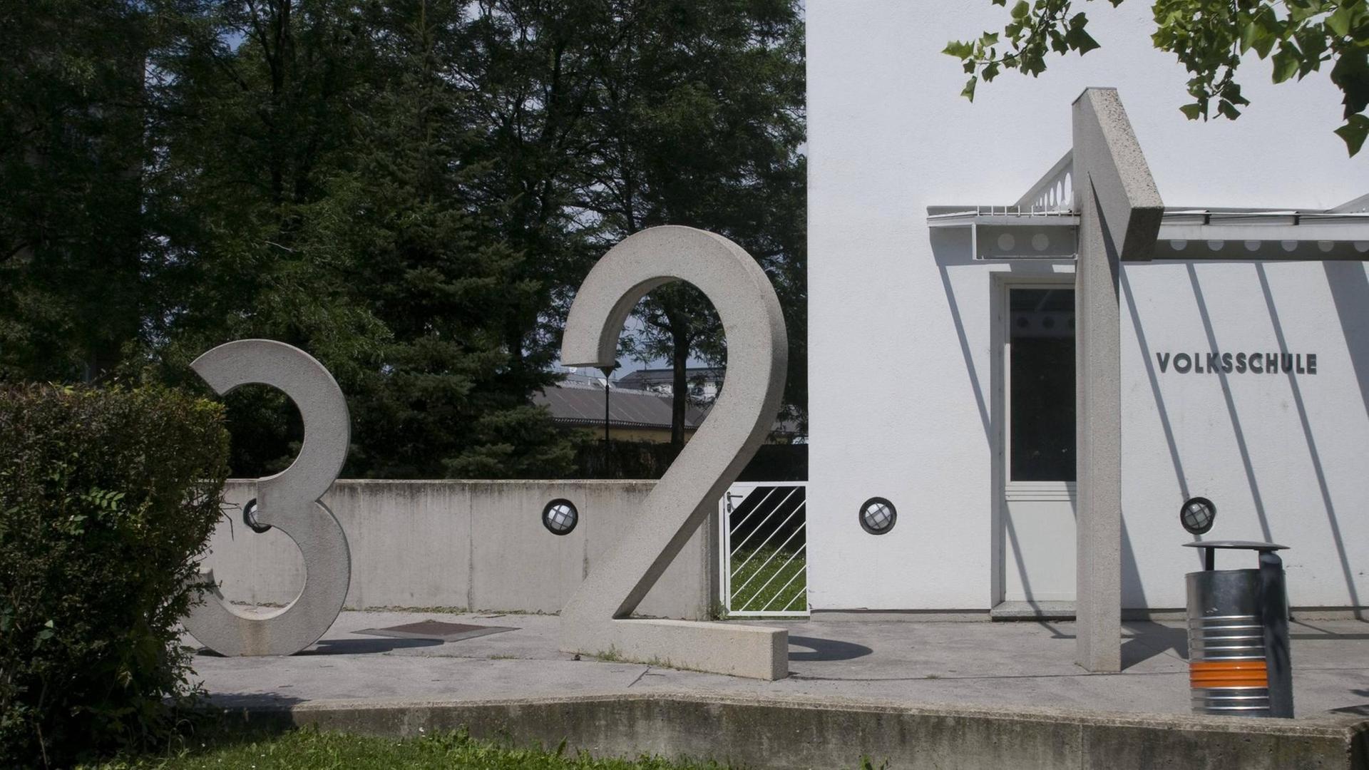 In der Wiener Volksschule Rohrwassergasse zeigt die Installation One to Five von Jochen Traar Noten von Eins bis Fünf.