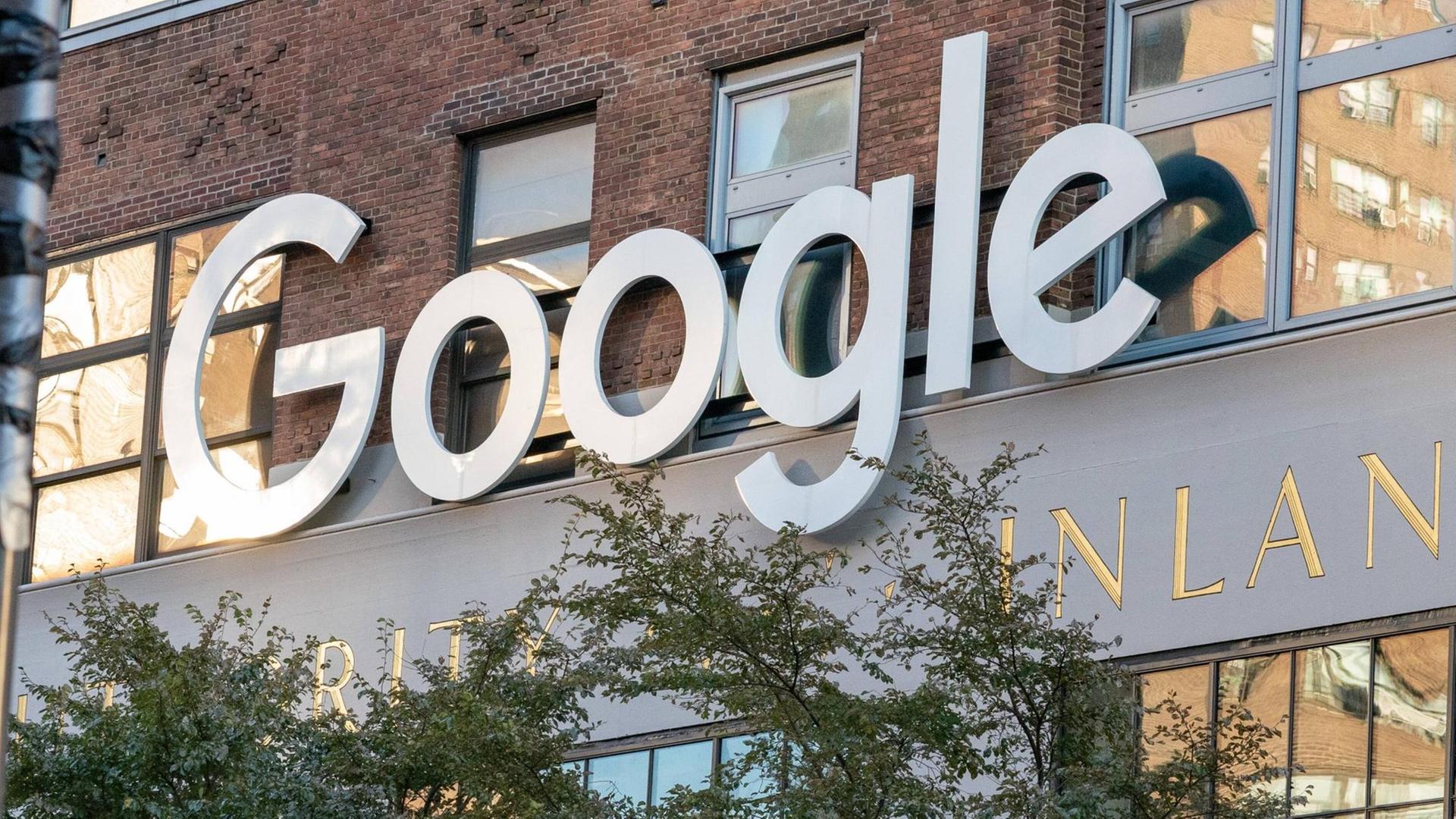 Google-Schriftzug an der Konzern-Niederlassung in Chelsea, New York City