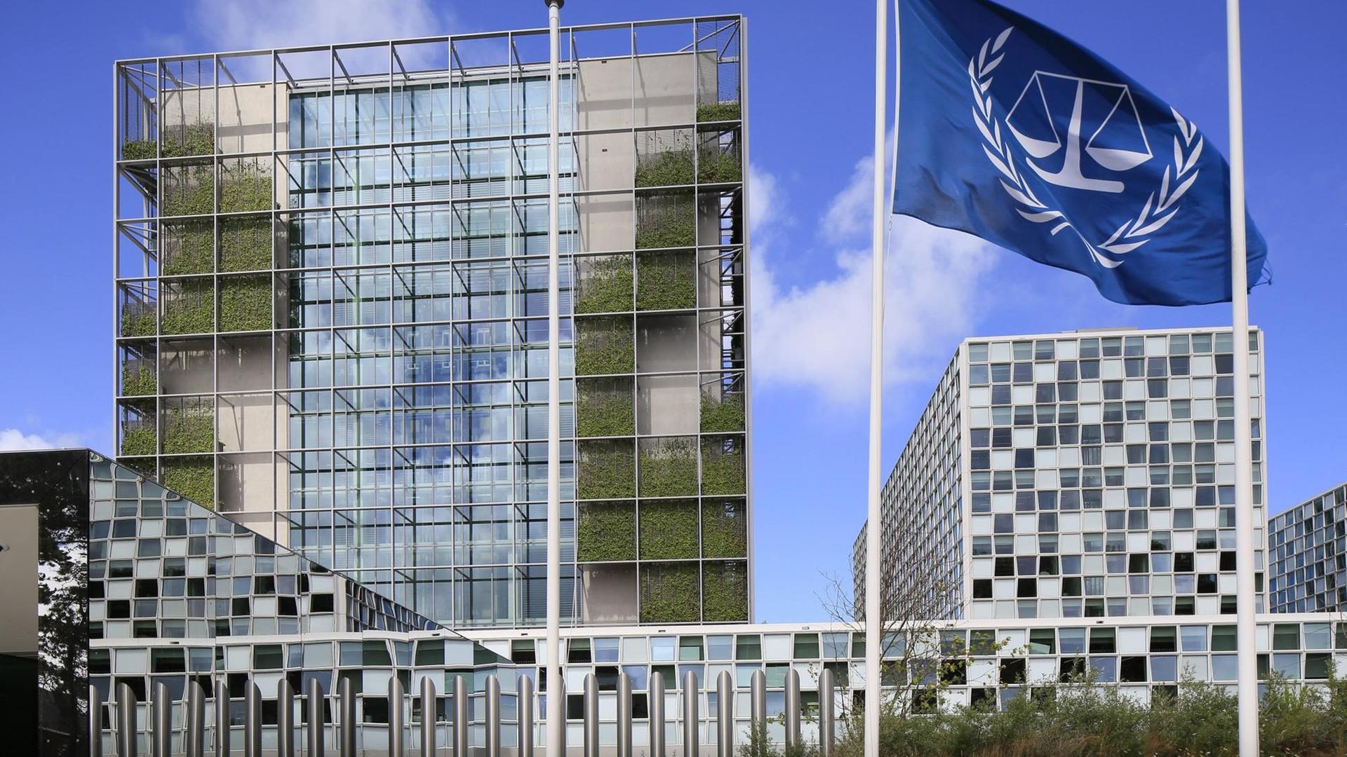 Vor dem Gebäude des Internationales Strafgerichtshofs in Den Haag weht am 09.06.2017 eine Fahne des Gerichts