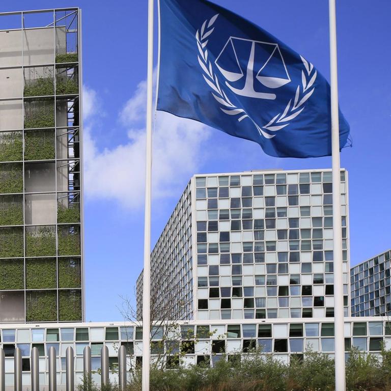 Vor dem Gebäude des Internationales Strafgerichtshofs in Den Haag weht am 09.06.2017 eine Fahne des Gerichts
