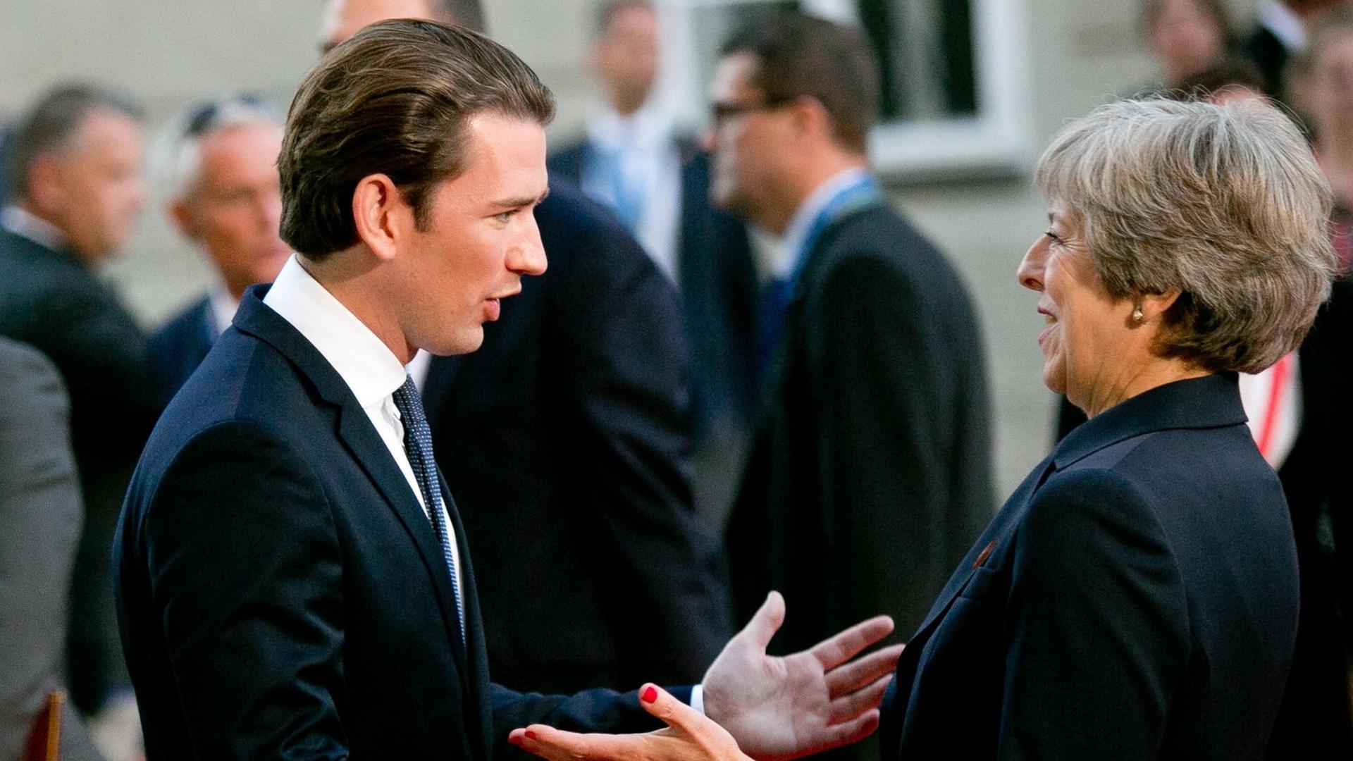 19. September 2018 in Salzburg: Österreichs Kanzler Sebastian Kurz und die britische Premierministerin Theresa May unterhalten sich