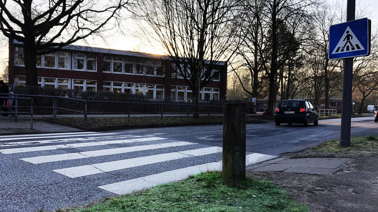 Der Zebrastreifen, im Amtsdeutsch der Fußgängerüberweg (FGÜ), vor der Hamburger Max-Traeger-Schule.
