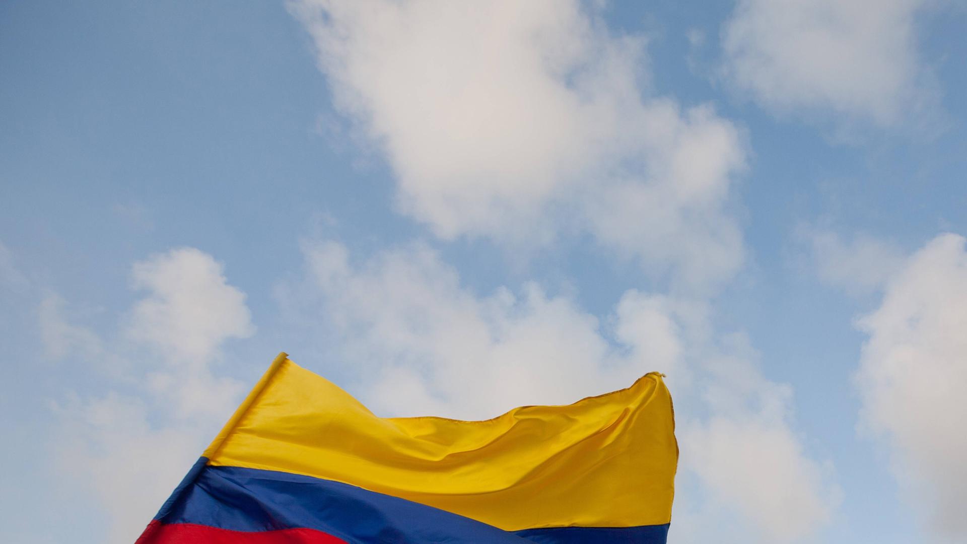 Die Flagge Kolumbiens weht im Wind.
