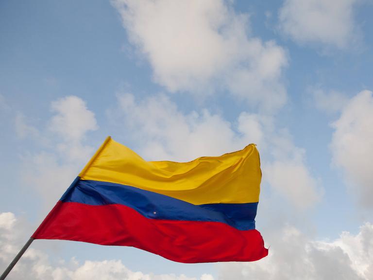 Die Flagge Kolumbiens weht im Wind.