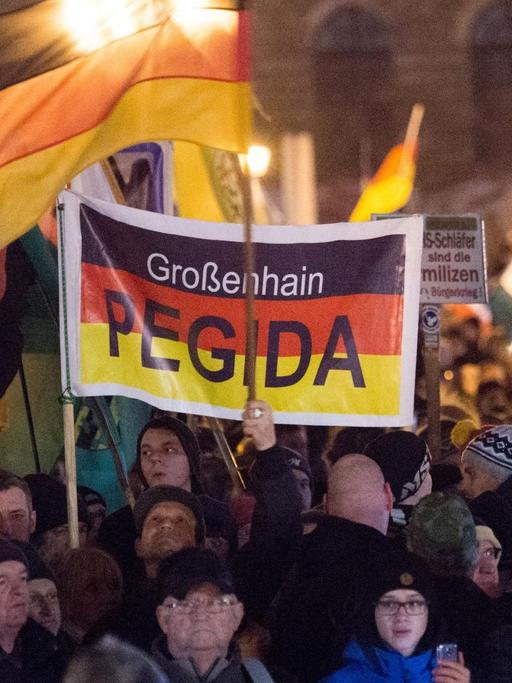 Teilnehmer haben sich am 14.12.2015 auf dem Theaterplatz in Dresden während einer Kundgebung des Bündnisses Pegida versammelt.