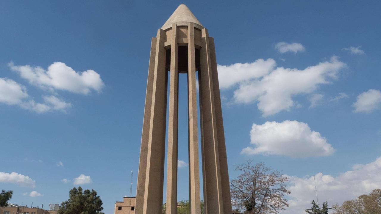 Mausoleum des berühmten persischen Arztes Abu Ali al-Husain ibn Abdullāh ibn Sīnā, auch Avicenna, in Hamadan, Iran
