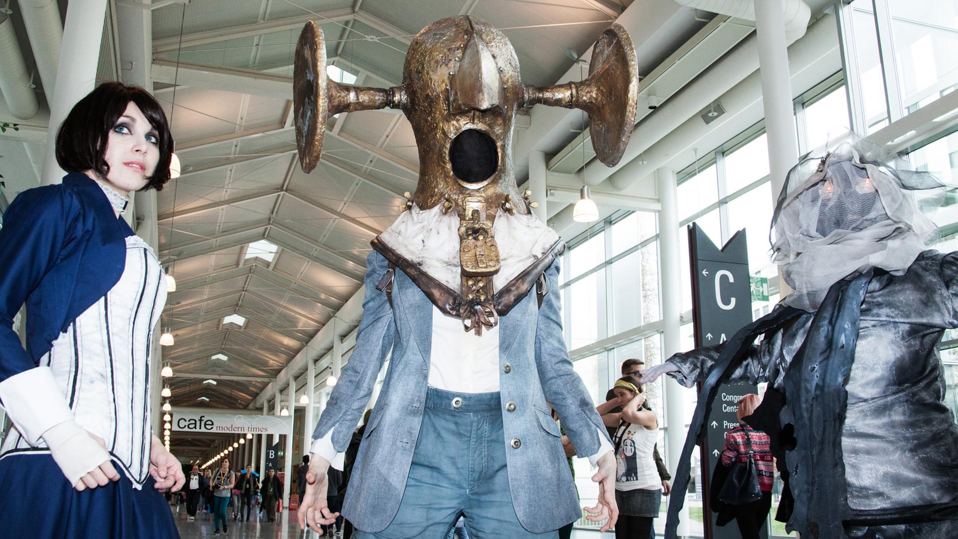 Diese Cosplayer stellen Charaktere aus einem Computerspiel dar