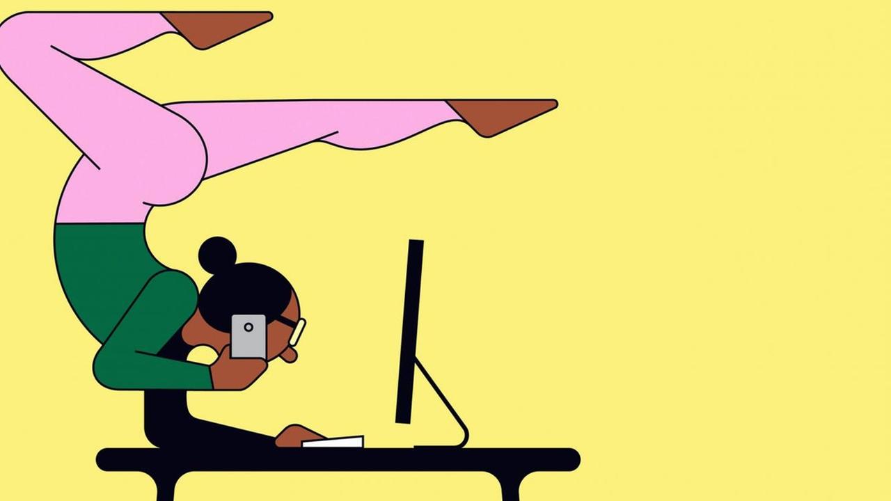 Multitasking, eine Frau macht einen Yoga-Handstand während sie am Computer arbeitet
