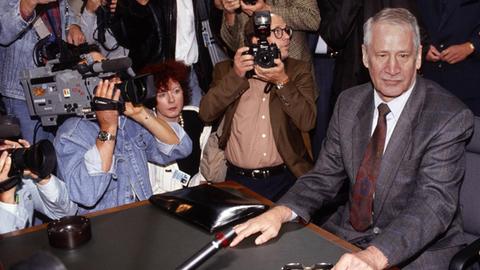 Markus WOLF , ehemaliger Leiter vom Auslandsnachrichtendienst der DDR , vor dem Untersuchungsausschuss des Bundestages im September 1992.