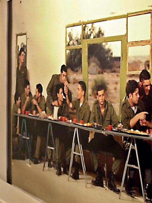 Die Fotografie "Das Abendmahl" des israelischen Künstlers Adi Nes