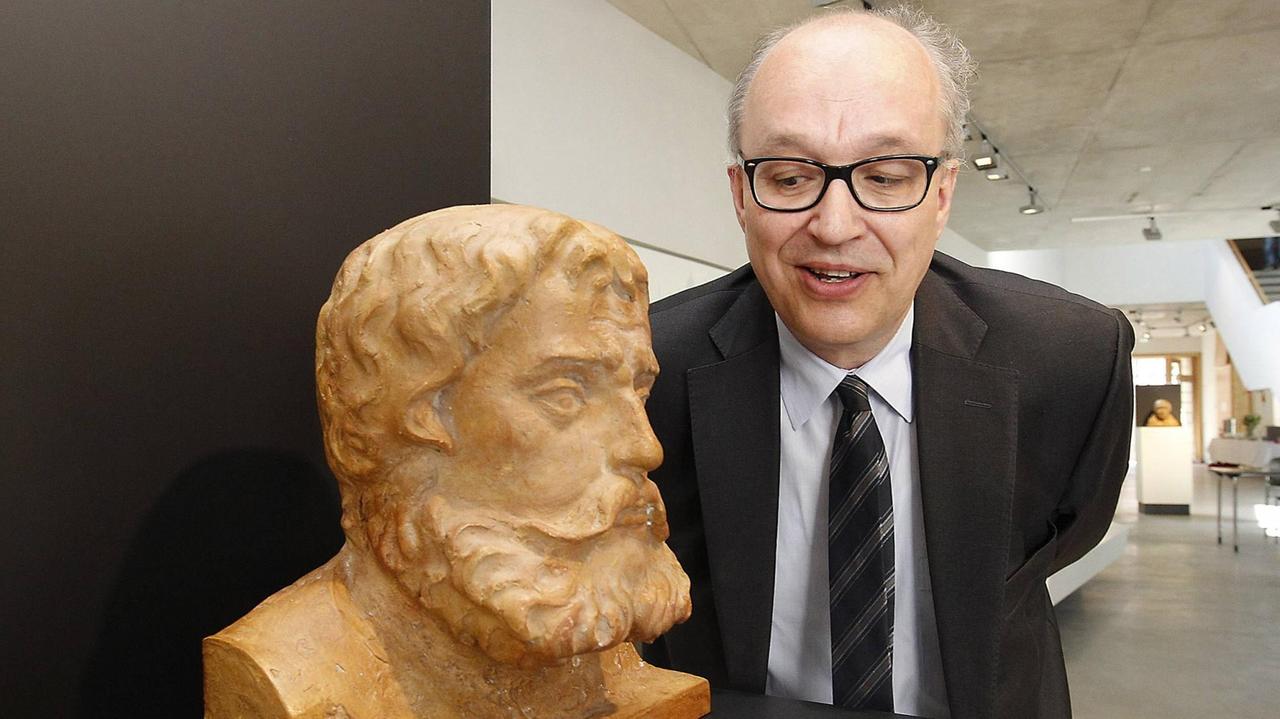 Stefan Rhein, Direktor der Stiftung Luthergedenkstätten in Sachsen-Anhalt, betrachtet am 12.06.2014 im Luther-Museum in Mansfeld, Sachsen-Anhalt, eine Büste von Martin Luther als Junker Jörg.