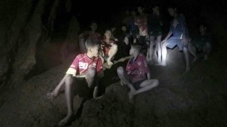 Ein Video der Einsatzkräfte zeigt die Kinder im Inneren der thailändischen Höhle.