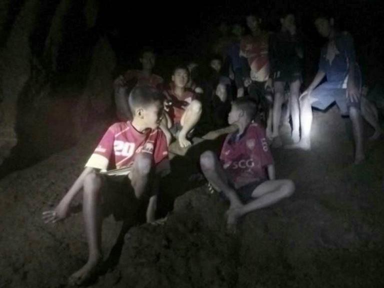 Ein Video der Einsatzkräfte zeigt die Kinder im Inneren der thailändischen Höhle.