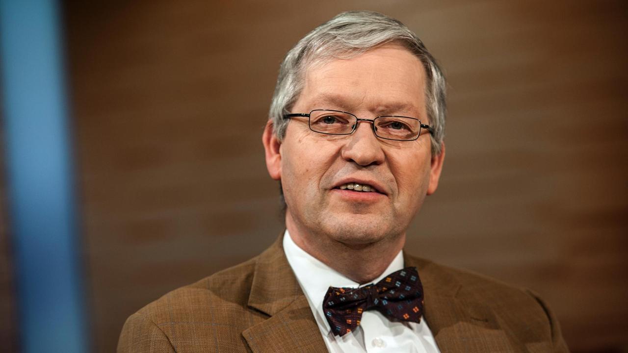 Hartmut Steeb, Generalsekretär "Deutsche Evangelische Allianz", posiert am 11.02.2014 in Berlin nach der Aufzeichnung der Sendung "Menschen bei Maischberger".
