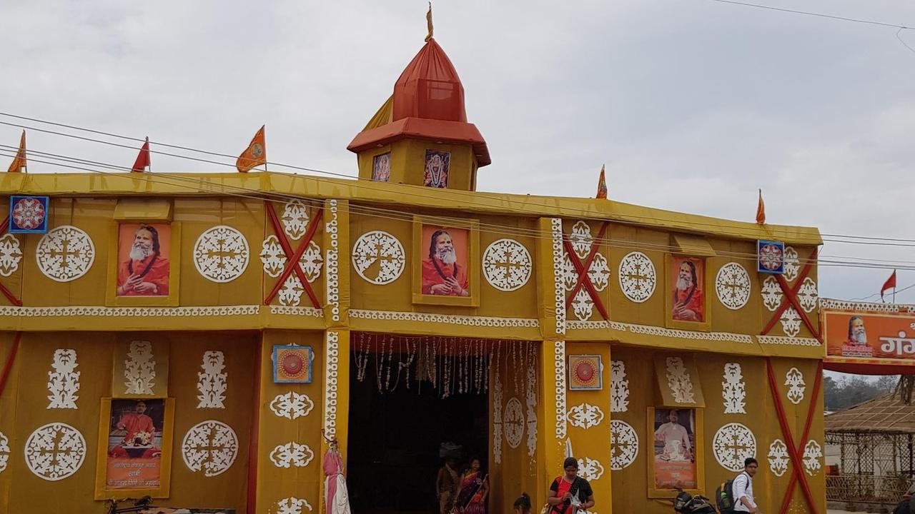 Das Zelt des Gurus Mahant Giri Baba: Über dem Eingang hängt sein Portrait.