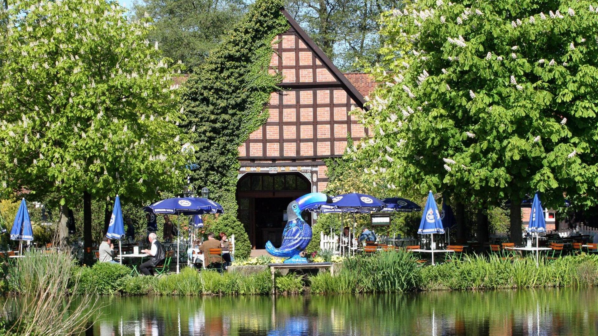 Ein Restaurant an einem See im Vogelpark Walsrode.