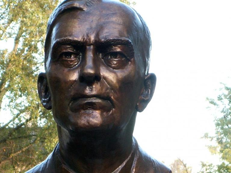 Bronzefigur des Komponisten in einem Park.