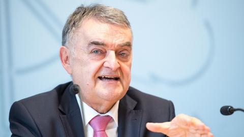 NRW-Innenminister Herbert Reul (CDU) spricht im Landtag in Düsseldorf.