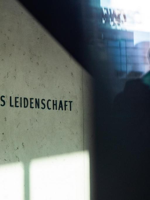 "Journalismus aus Leidenschaft" steht in schwarzen Lettern an einer Wand in der Eingangshalle der Funke Mediengruppe in Essen.