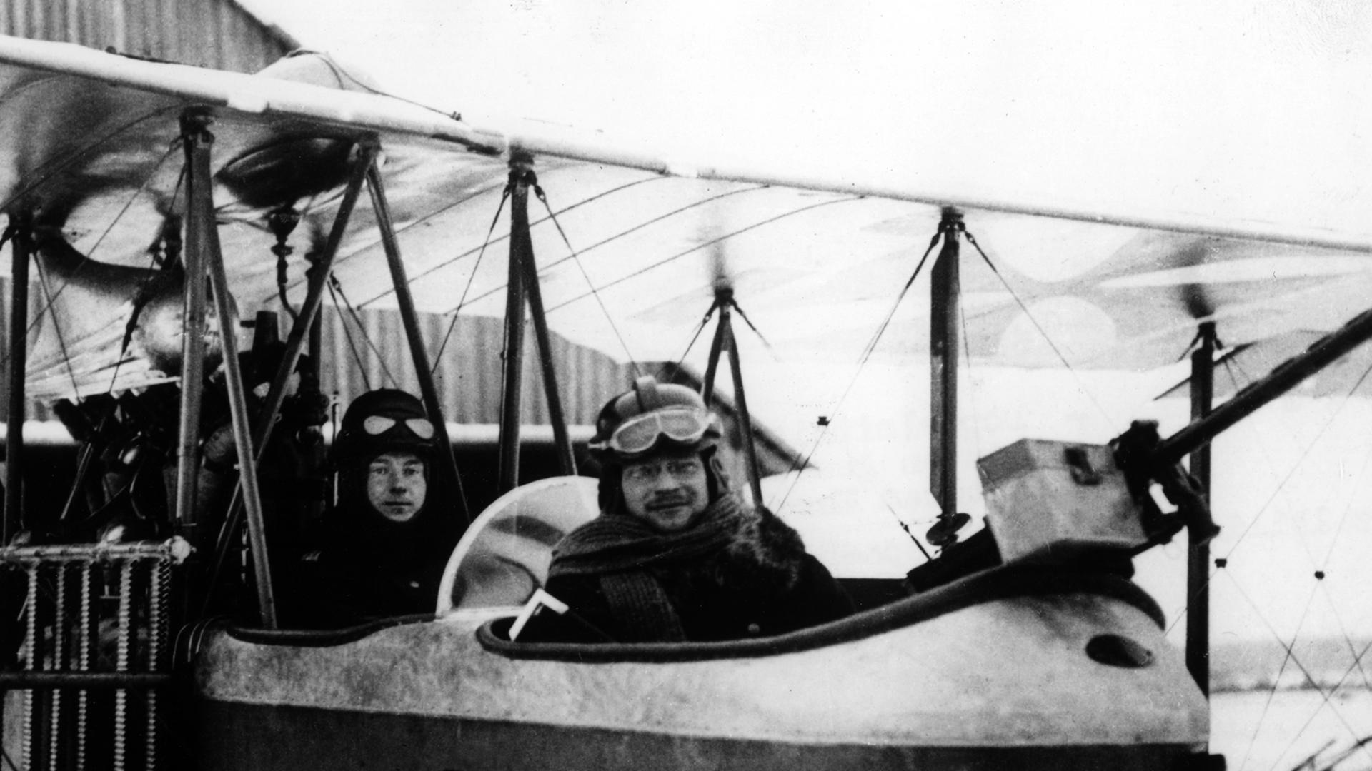 Doppelsitziges Flugzeug der deutschen Luftwaffe im ersten Weltkrieg mit nach hinten gesetztem Motor und aufgesetztem Maschinengewehr. (Undatiertes Archivbild aufgenommen zwischen 1914 und 1918).