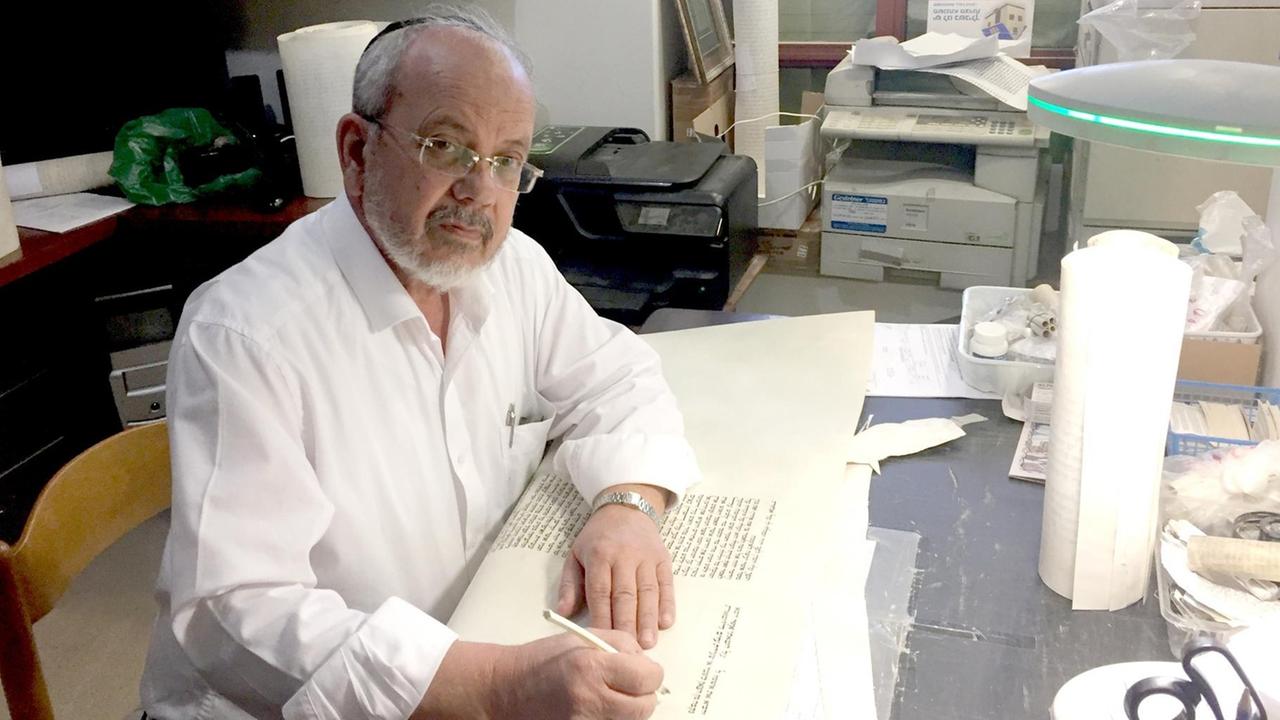 Das Handwerk des Thora-Schreibers ist Jahrtausende alt:Tora-Schreiber Israel Nachmani in seiner Schreibstube 