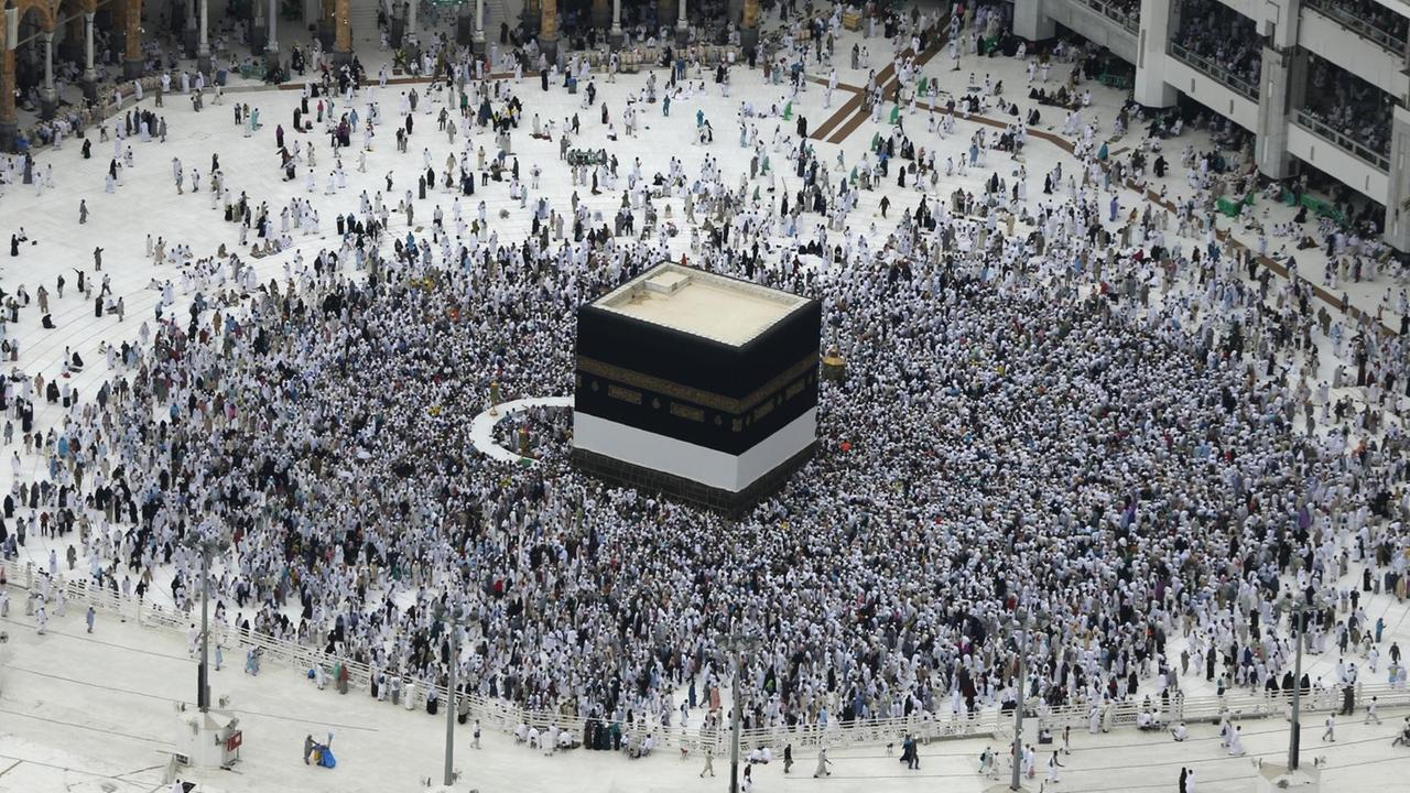 Muslimische Gläubige im im Innenhof der Heiligen Moschee in Mekka (9.9.16)