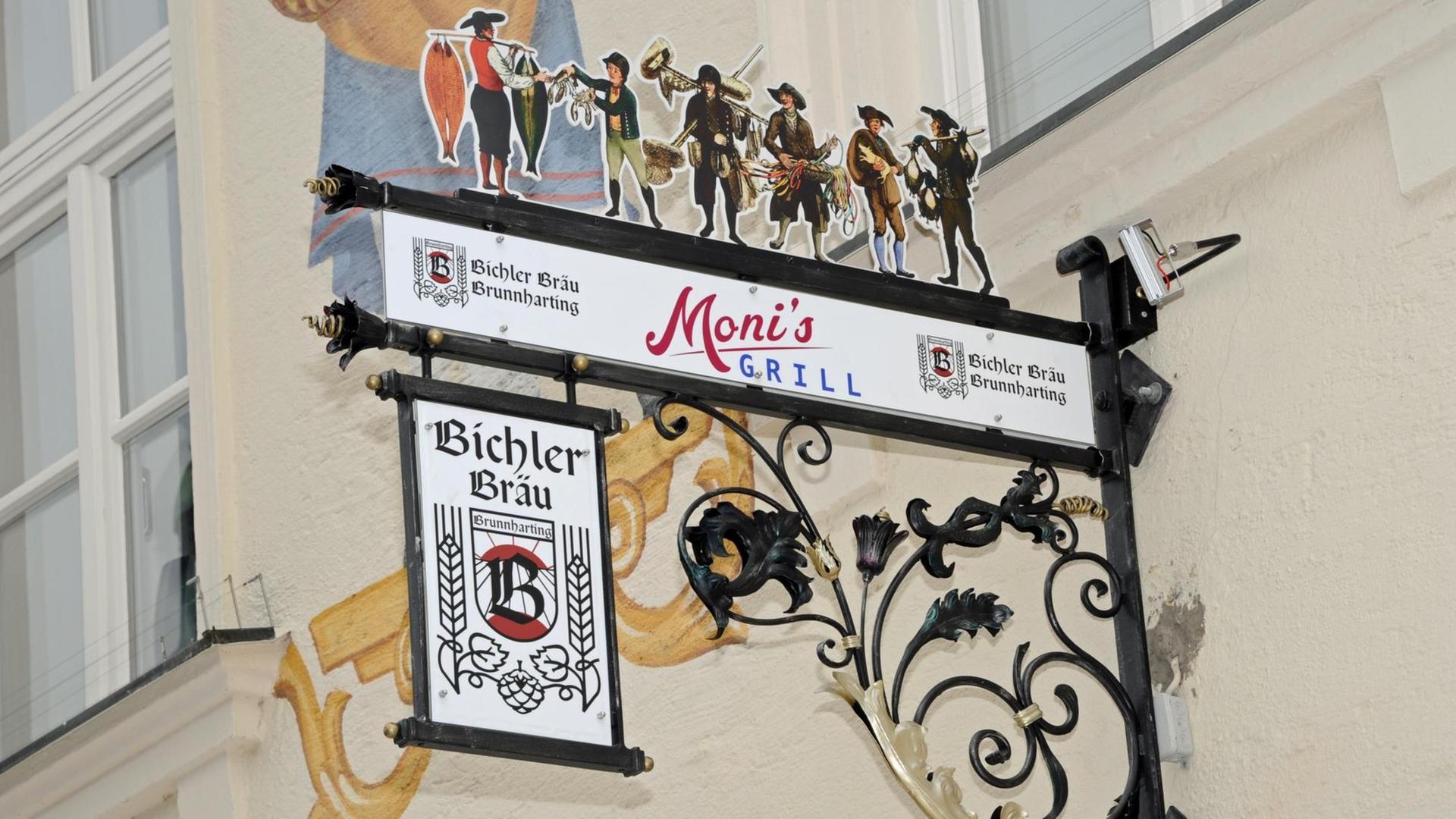 Das Hinweisschild "Moni's Grill" bei einem Pressetermin in München. In sieben 30-minütigen Folgen trifft fiktionale Erzählung auf Real-Talk. Überraschungsgäste aus Film, Kultur und Unterhaltung schauen in "Moni's Grill" vorbei.