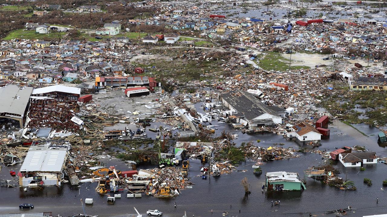 Luftaufnahme eines Gebiets auf den Bahamas: zerstörte Häuser und Überschwemmungen.