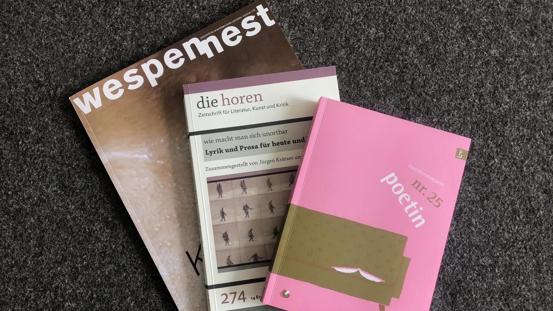 Die Titelbilder der Literaturzeitschriften  "Wespennest", "poetin" und "die horen" liegen übereinander.