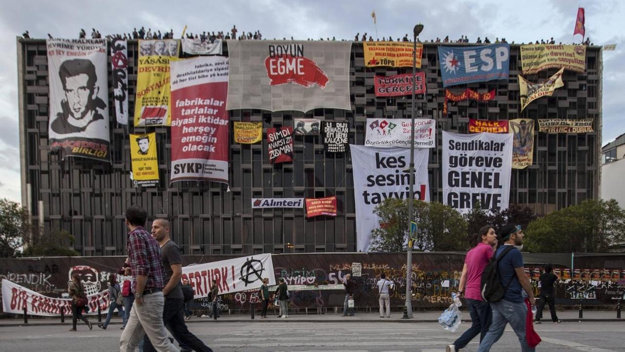 2013 besetzten Protestierende die Spielstätte am Taksim-Platz