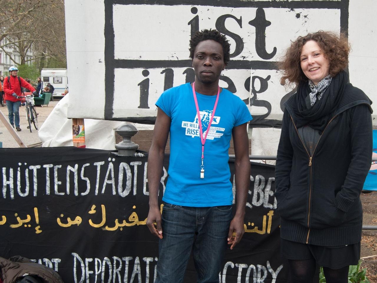 Patras Bwansi und die Autorin Lydia Ziemke auf dem Oranienplatz in Berlin Kreuzberg. 