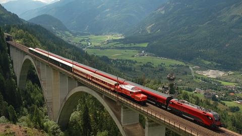 Das Foto vom 07.07.2009 zeigt Züge der Österreichischen Bundesbahn (ÖBB) auf der 97 Meter hohen Falkensteinbrücke in Kärnten (Österreich).