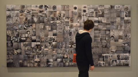 Eine Besucherin schaut sich im südkoreanischen Pavillion bei der Triennale in Mailand ein Ausstellungsstück an.